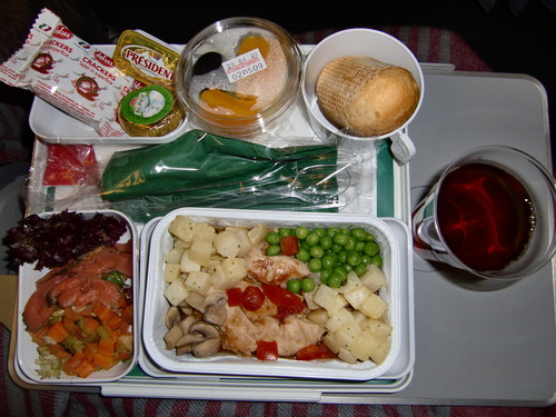 アリタリアの機内食もペロリ♪(2009.4.30)