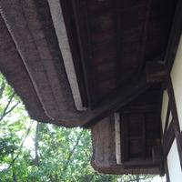 何層もの萱葺き