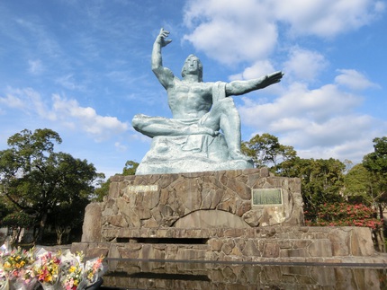 長崎ぶらぶら　11　　平和公園で平和を祈る