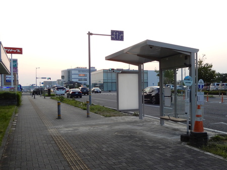 研究学園駅近く新都市中央通りのバス停が整備された！