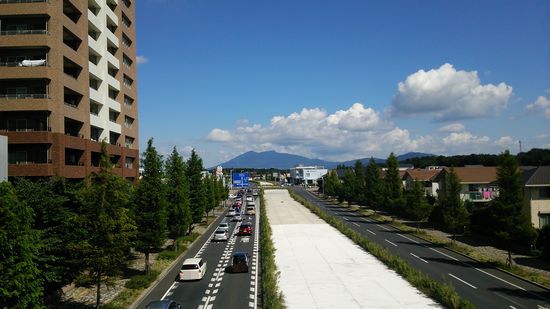研究学園 新都市中央通りと中央分離帯と筑波山
