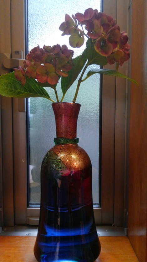 花瓶に飾った紫陽花 アート カフェ サンゴミズキ
