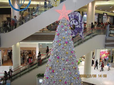 イオンレイクタウン 高さ9mのクリスマスツリー