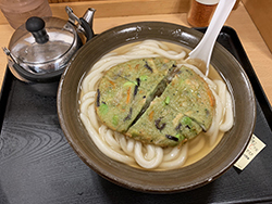 牧のうどん 博多バスターミナル店 (緑のてんぷら) 牧のうどん 博多バスターミナル店 (緑のてんぷら)