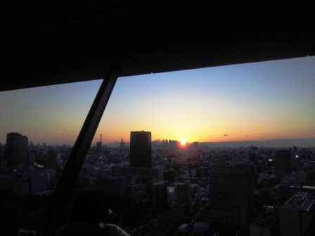 文京シビックセンターから見た夕焼けの富士山と新宿の高層ビル群！