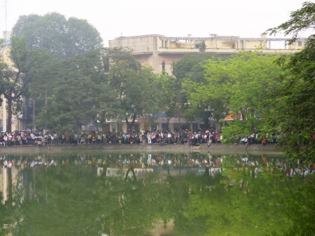 ベトナム・ハノイの旧市街地ホアンキエム湖の伝説の亀！