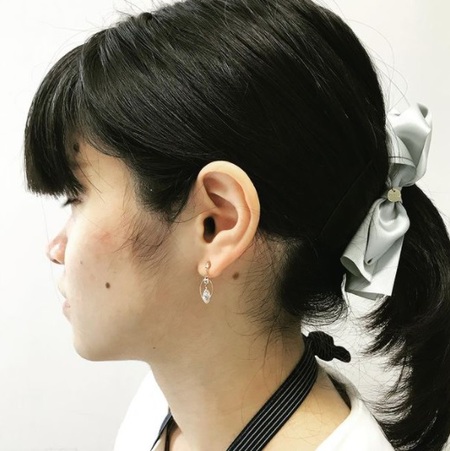変形フープ耳元でで揺れてきらめくキュービックジルコニアのK18ポストピアス 変形フープ耳元でで揺れてきらめくキュービックジルコニアのK18ポストピアス