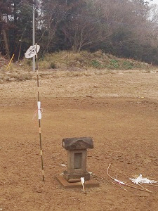 『筑波山』石祠の、弓矢と的の飾り