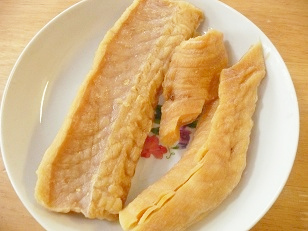 沖縄・サバのそうじり（深海鮫の干物） の から揚げ
