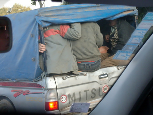 三菱軽トラックの荷台には・・・(2009.4.15)