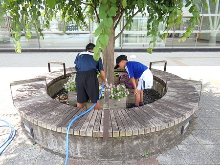 子供達と一緒に駅前の花へ水やりしました！