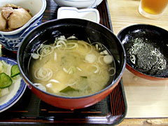 割烹 三徳 - 豆腐とワカメとネギの味噌汁