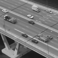 高速道路を行き交う車