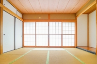 押し入れの中に身を潜めていた人｜住まいのお金ＦＰ相談室｜住宅購入｜住宅ローン｜適正予算診断｜ファイナンシャルプランナー