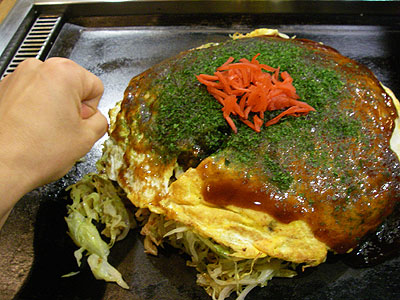 お好み焼きを食す