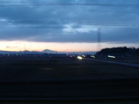 夕暮れの筑波山をみながら～常磐線の車窓から