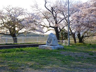 桜満開のなかのキリルメスキンの彫刻