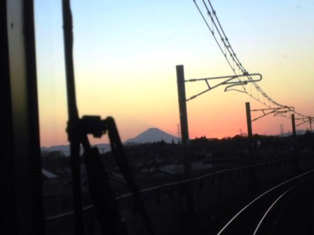 夕暮れ時のTXの運転席から見る富士山のシルエットがきれいだった！