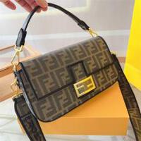 【秋冬の注目新作】フェンディ ショルダーバッグ FFモチーフ ブラウンファブリック バゲット FENDI
